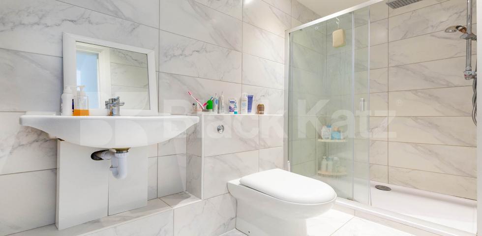 			INCLUDES GAS & ELECTRICITY, 2 Bedroom, 1 bath, 1 reception Apartment			 Hornsey Road, HOLLOWAY 